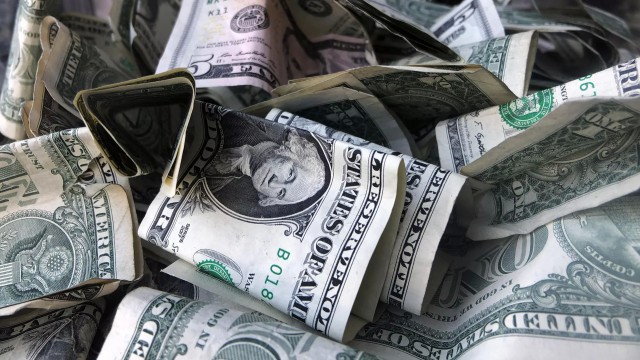 Аргентина планирует ввести доллар США в качестве официальной валюты вместо песо.