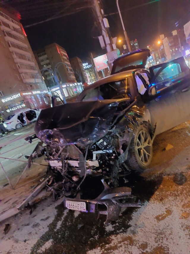 В Новосибирске пьяный 19-летний водитель на BMW X6 устроил гонки по проспекту и снёс легковушку, в которой ехали 5 человек.
