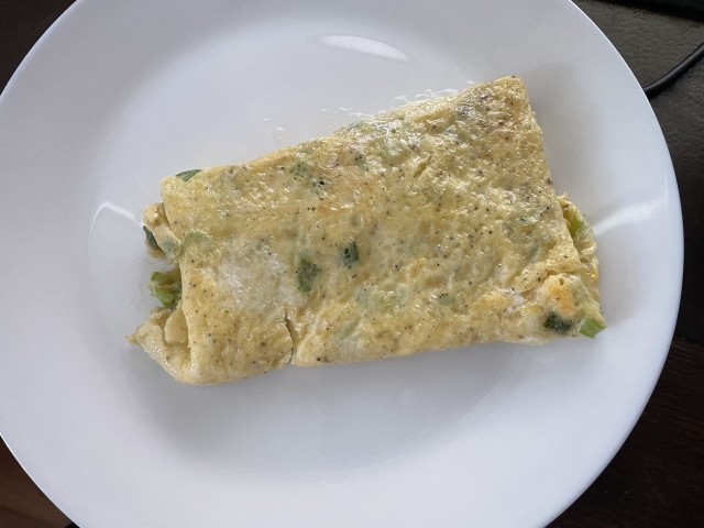Пышный омлет с сардельками, жареным хлебом и салом