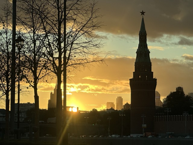 Шляюсь по Москве (мрачное утро).