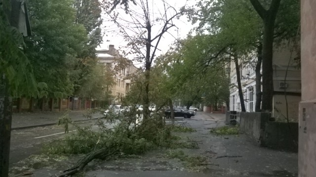 В Ростовской области бушует ураган