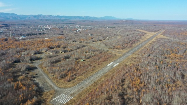 Смирных аэродром. Аэродром Смирных на Сахалине. Заброшенный аэродром Смирных, остров Сахалин. Авиабаза Смирных. Заброшенный аэродром Смирных.