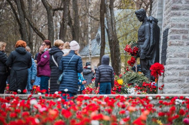 Латвийская молодежь ночью выложила ковер из цветов около памятника освободителям Риги