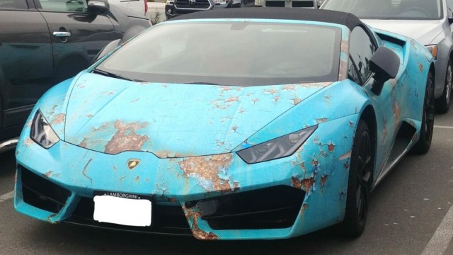 Владелец новой Lamborghini нарочно превратил ее в ржавую рухлядь.