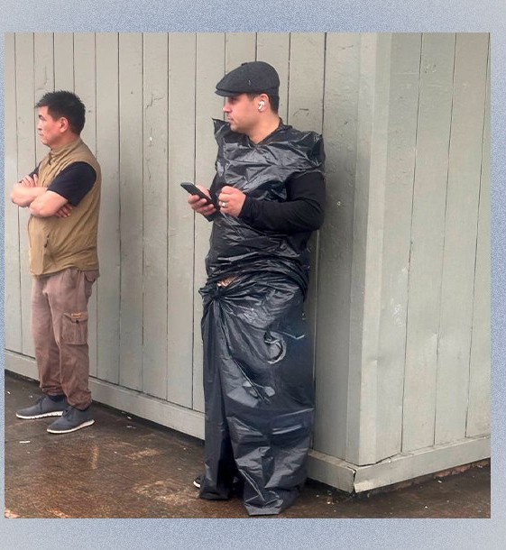 Из-за частых ливней в Москве входят в моду дождевики из мусорных пакетов