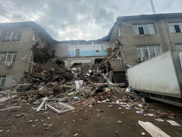 В Екатеринбурге на улице Мартовской обрушилась часть трехэтажного офисного здания