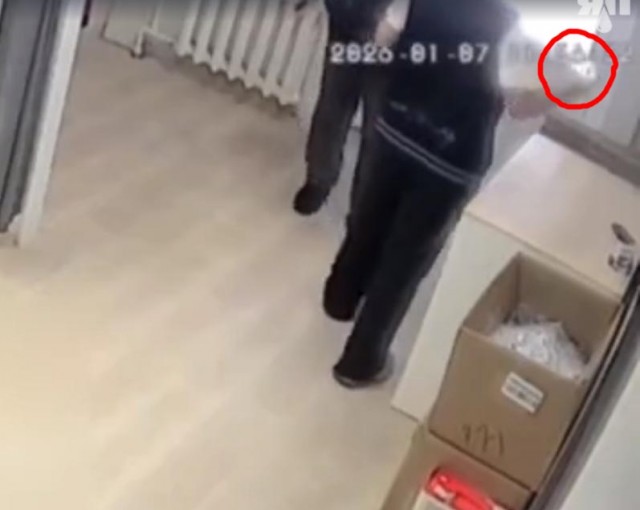 Мужчина напал на несовершеннолетнего сотрудника пункта выдачи заказов