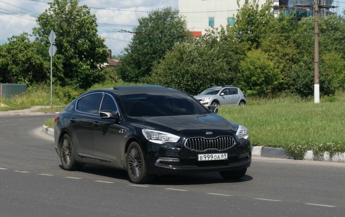 В Твери иномарки вылетели на тротуар в толпу людей.