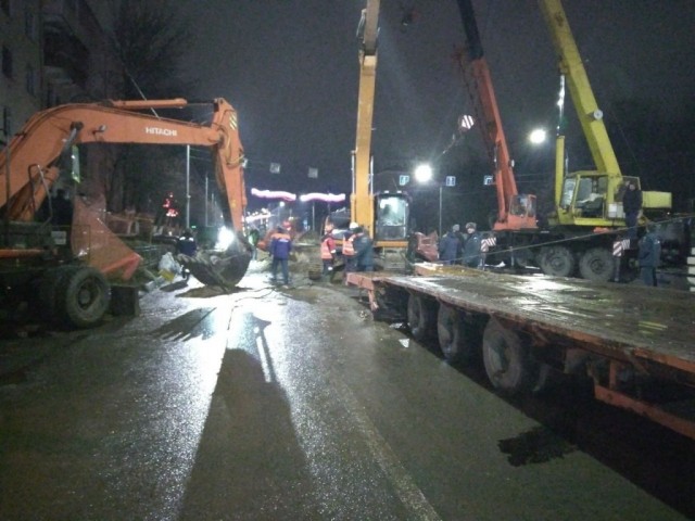 Во Владимире прохожий уронил экскаватор в траншею на месте ремонтных работ