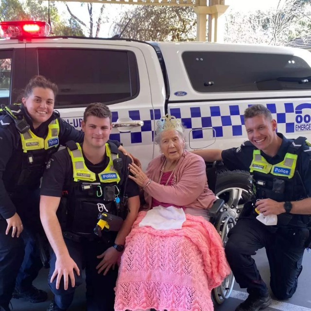 В Австралии полицейские задержали столетнюю Джин Бикентон прямо в день ее рождения в доме престарелых