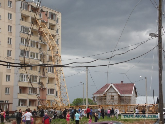Упал кран. Киров.