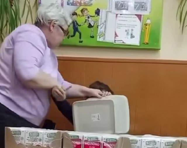 В Саратовском лицее учительница надела на голову третьекласснику мусорное ведро из-за жвачки