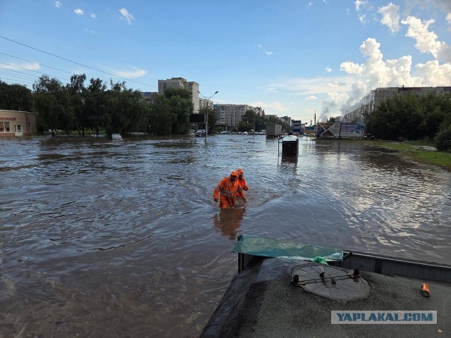 Маленький супергерой расчищал забитые мусором ливнёвки после ливня в Барнауле