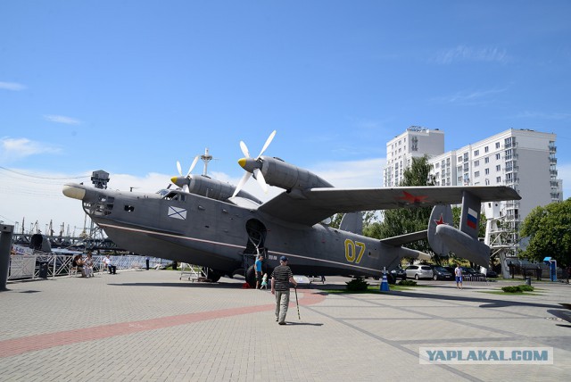 Самолет во дворе