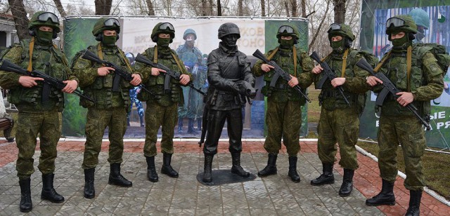 Похоже, все серьёзно. В Ереване десятки людей в военной форме присоединились к протестующим
