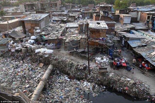Жизнь в пластиковом аду: индийские трущобы полностью завалены мусором