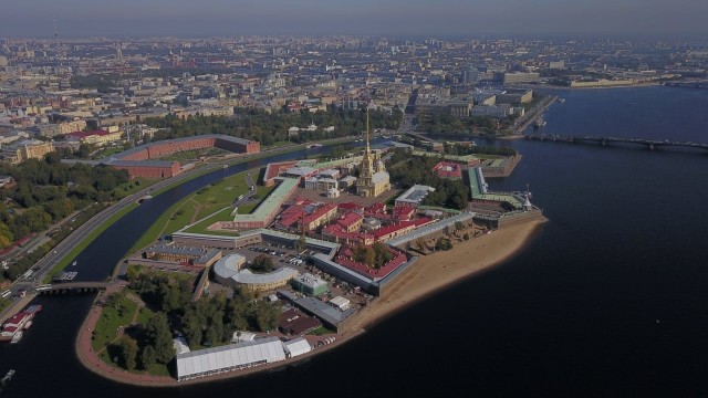 В  Ленинграде городе, у семи углов