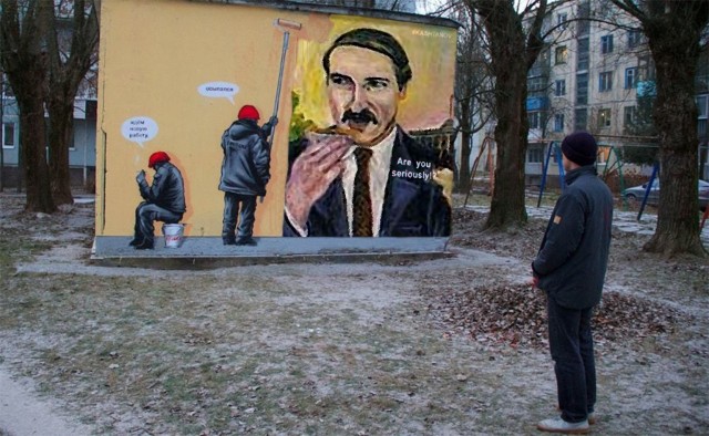 В Витебске появился оригинальный стрит-арт о том, как коммунальщики закрашивают граффити