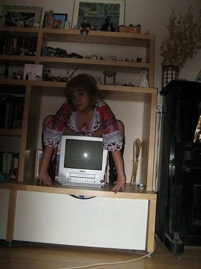 Девки, хорош выкобениватся перед фотиком