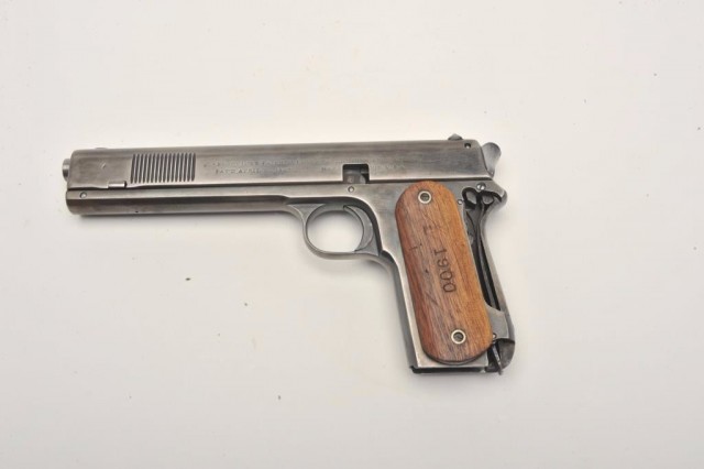 Первый в ряду "Кольтов": Colt M1900