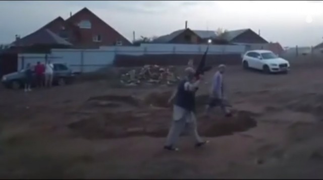 Газманов весело прокатился на танке на фоне полыхающей деревни в Самарской области