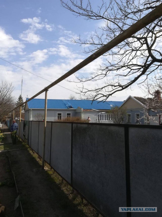 Воронка диаметром 25 метров и глубиной 5 метров появилась в селе Шабельское Краснодарского края. Судя по комментариям на видео от местных жителей - появлению такой огромной воронки предшестовал взрыв.