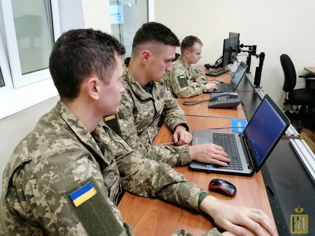 А как часто Вам пишут куртизанки?)