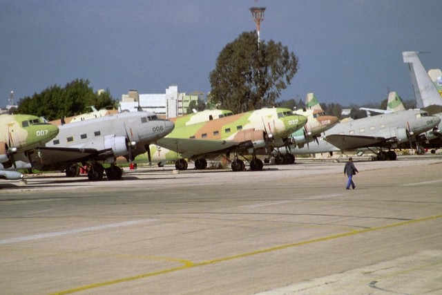 Самолёт-эпоха. Douglas DC-3 (C-47, Ли-2).