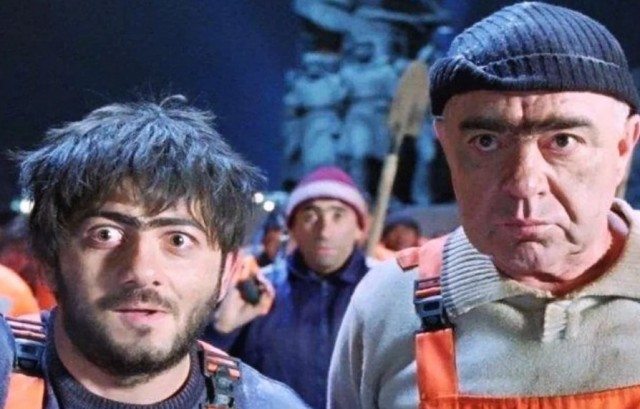 Полицейский из Дагестана прямо в служебной машине «оштрафовал» водителя и выдал ему сдачу.