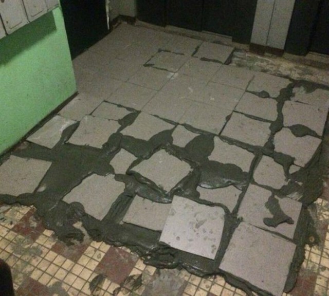 Безрукий парень кладёт плитку