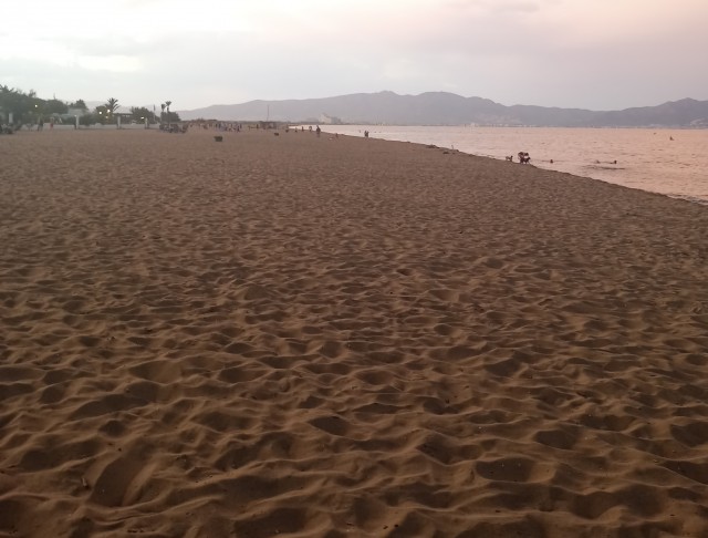 На пляжах Анапы закончились не только лежачие, но и сидячие места. Загорать там можно только стоя