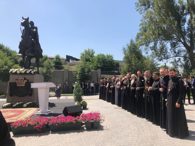 В Алматы открыли памятник князю Александру Невскому