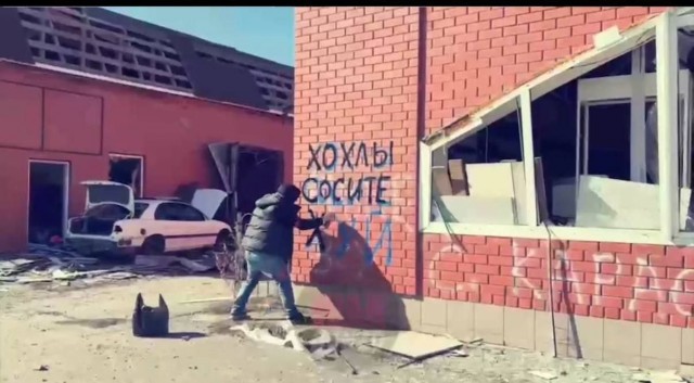 В Суджу приехал известный певец Аким Апачев и начал всюду оставлять надписи баллончиком