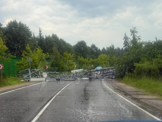 Вышка сотовой связи упала на дорогу недалеко от деревни Сокольники в Истринском районе Подмосковья