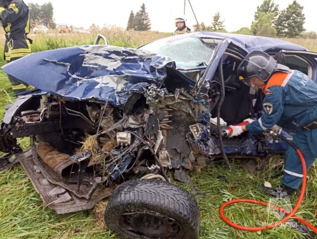 Два человека погибли, еще три пострадали в лобовом столкновении двух легковых автомобилей