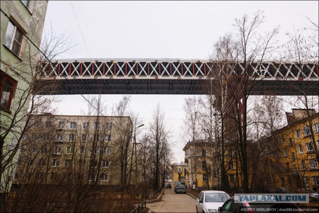 Как живут люди над головой которых возводят дорогу