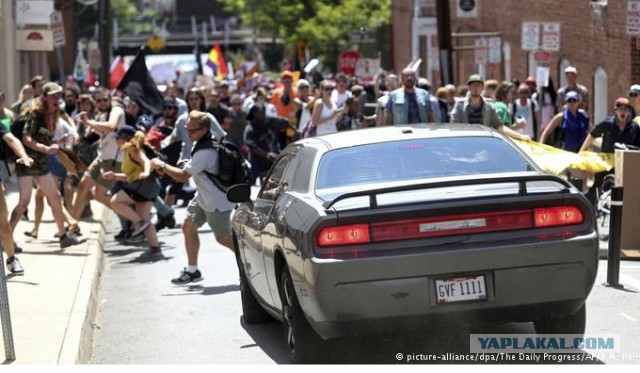 Автомобиль врезался в группу протестующих в Виргинии