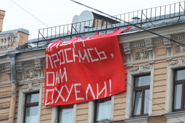10 тысяч алых цветов возложено к могиле Сталина в Москве