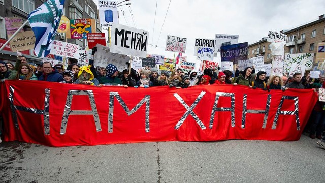 Тысячи протестующих на улицах Северной Каролины, Миссури и Алабамы требуют прекращения карантина