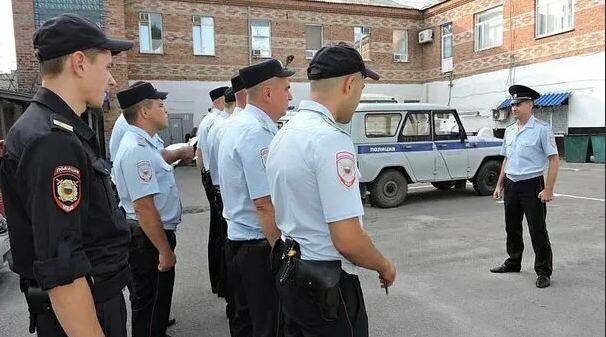В Москве раздали автоматы полицейским постовой службы