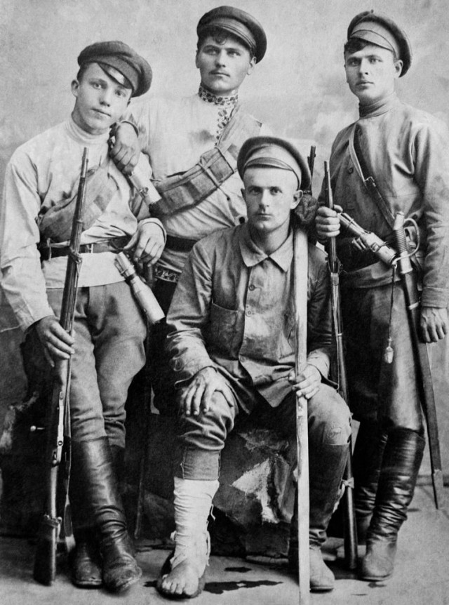 Фотографии связанных с историей Красной и Советской Армии.