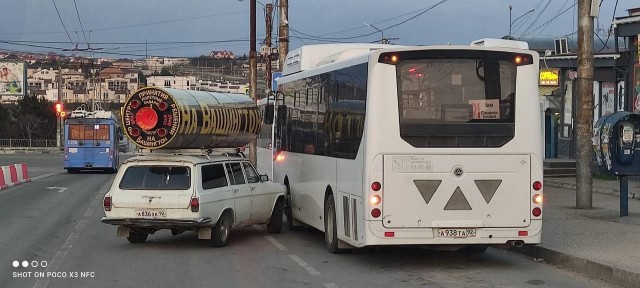 «Сарматомобиль» врезался в автобус в Севастополе