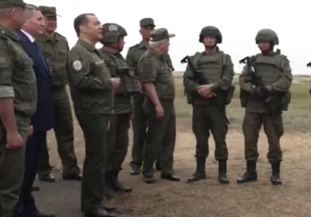 Дмитрий Медведев впервые появился в военной форме на полигоне в Волгоградской области