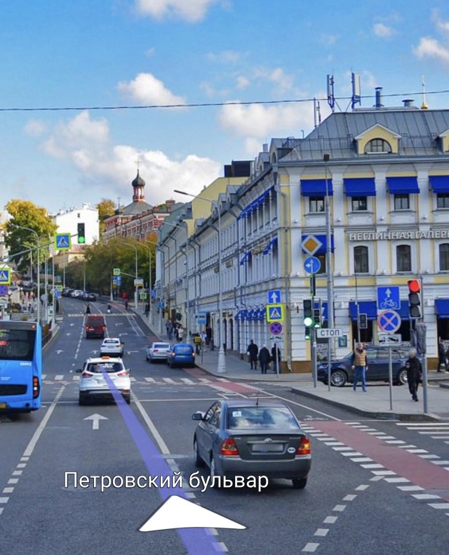 На Трубной площади в Москве мотоциклист на большой скорости влетел в BMW, после чего его отбросило в пешехода