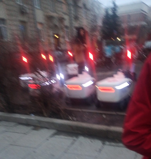 В Москве два робота доставщика встретились на углу и как упрямые бараны не смогли разобраться, кто кому должен уступить дорогу