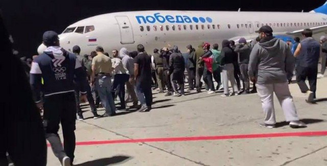 Сотни дагестанцев собрались у аэропорта в Каспийске — там должен приземлиться рейс из Израиля