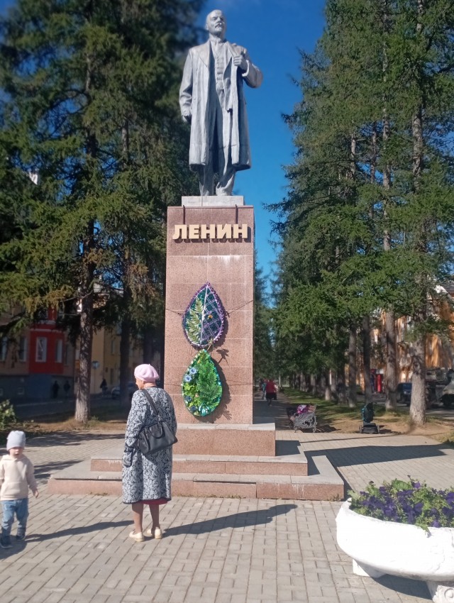 Гигантская голова Ленина