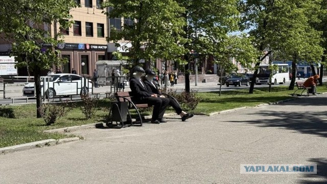 На улицах Барнаула появились загадочные люди в масках рыбы