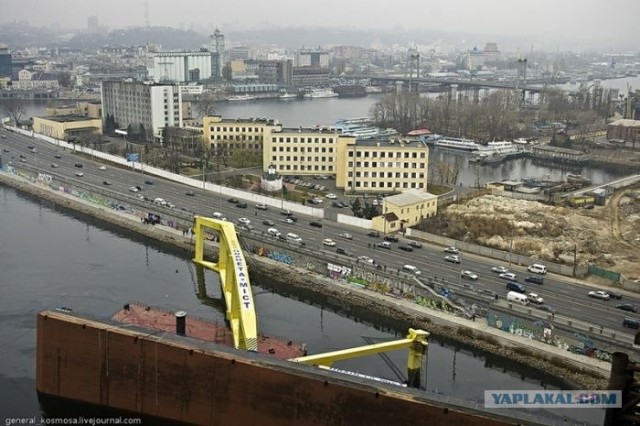 В Киеве упал кран