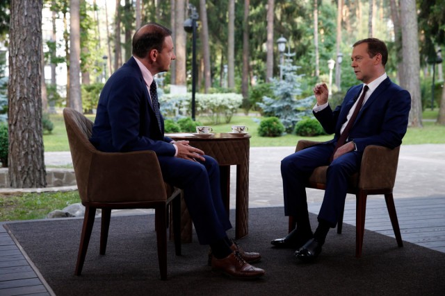 Отдел расследований Фонда борьбы с коррупцией раскритиковал Медведева за туфли стоимостью 50 тысяч
